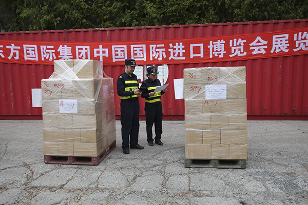 上海海关助力海运分拨进口展品“涌入”进博会（图）2