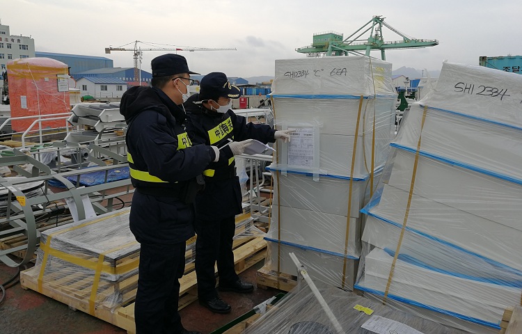 荣成海关关员采取“无接触查验”模式对进口造船原料进行查验。